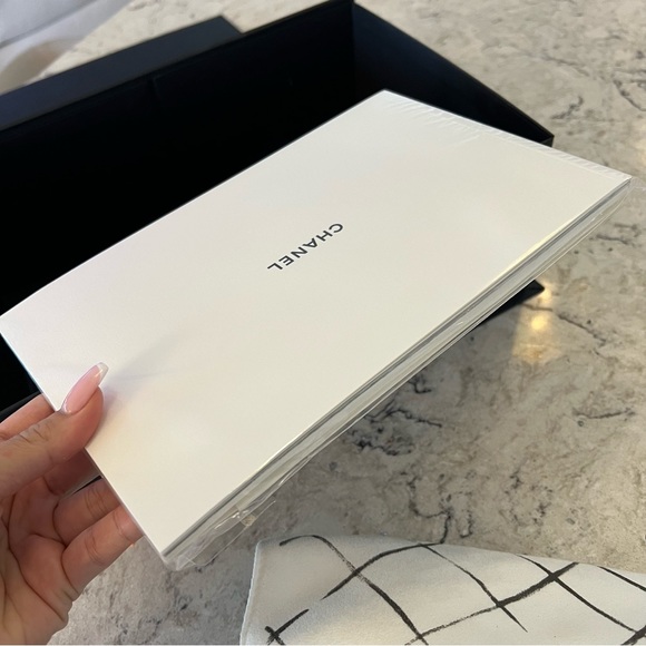 Chanel medium classic flap Lambskin handbag - Picture 4 of 16